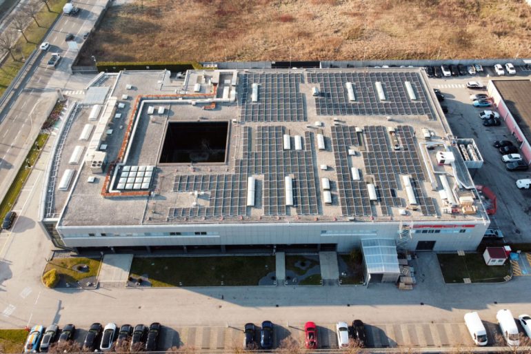 Presso la sede Porsche Italia di Padova, operativo l’impianto fotovoltaico da 242 kWp